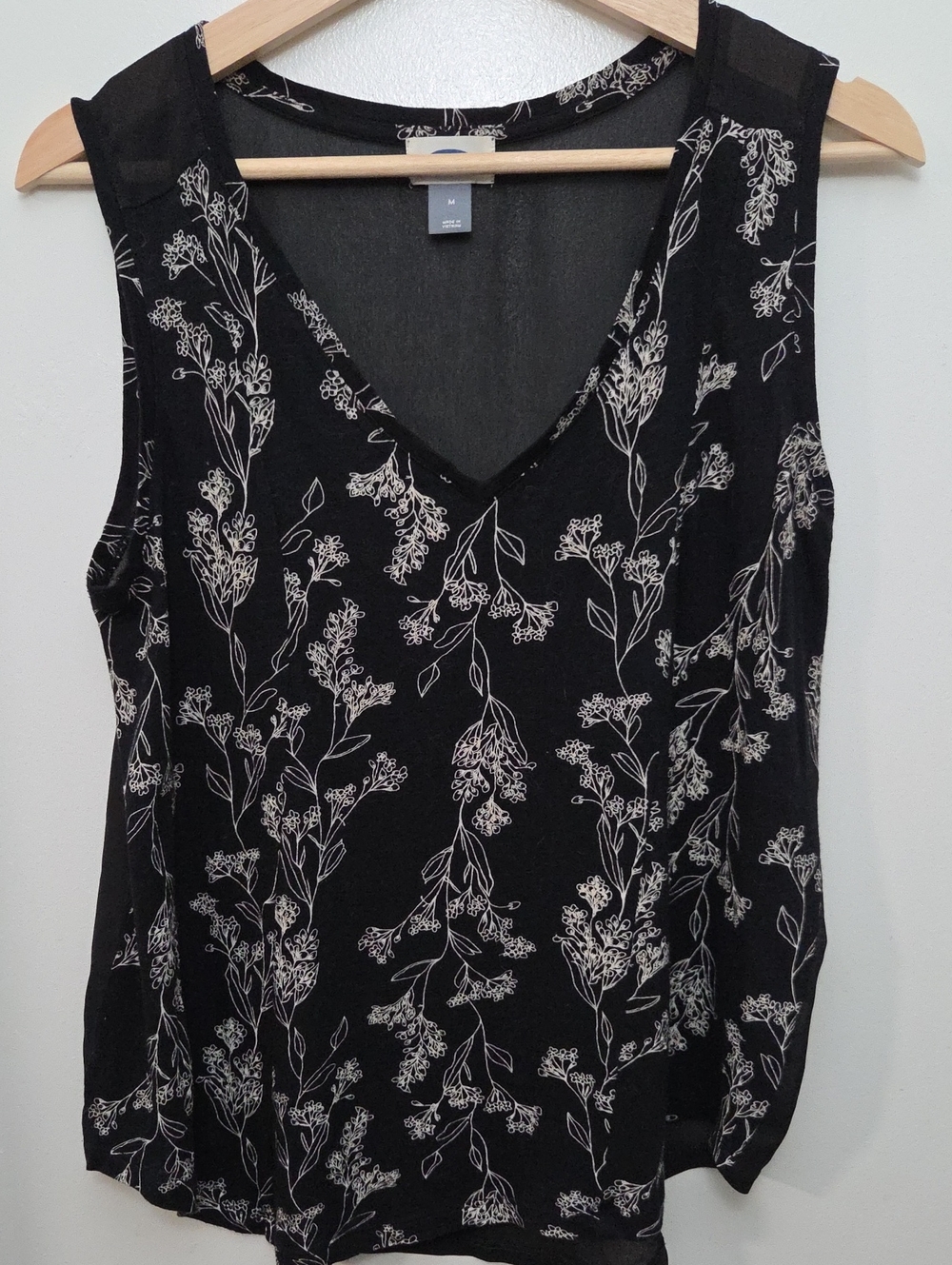 Old Navy Black Floral V-Neck Sleeveless Blouse, sz M